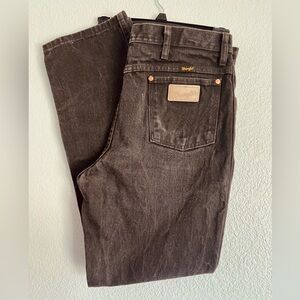 Wrangler Men’s relaxed fix brown 36” x 32”